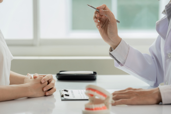 Woman consulting periodontist about second opinion.